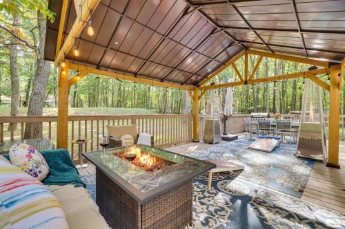 Albrightsville House | Deck and Fire Pits Immaculate Poconos Lodge!