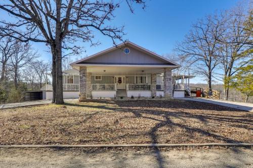Eagle Rock House | Deck and Lake Views Modern Eagle Rock Gem
