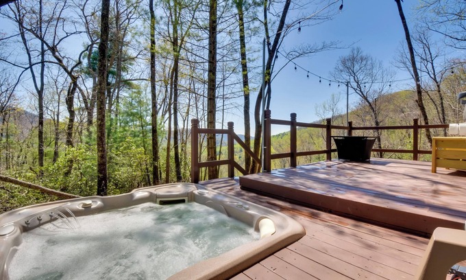Mountain City Cabin | Deck & Fire Pit: Mtn-View Cabin in Rabun Gap