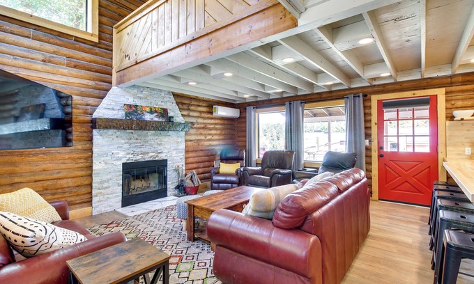 Clay Springs Cabin | Deck + Grill: Quiet Cabin Getaway in Pinedale