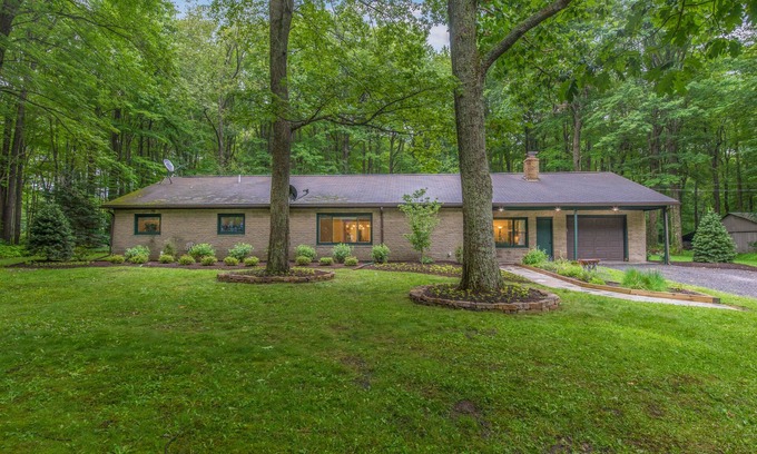 Accident House | Deep Creek Lake and Wisp just minutes away, includes pass to CARC (pool/gym)