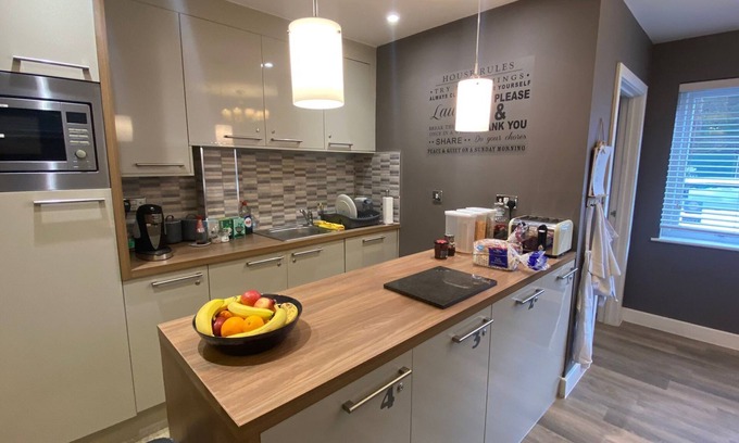 Camberley Bed & Breakfast | Deepcut Lodge Bed and Breakfast Self Service
