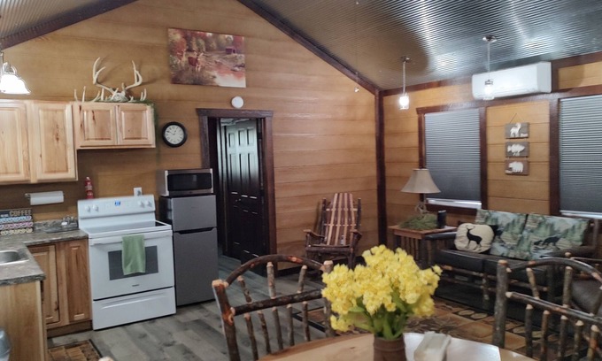Peebles Cabin | Deer Lodge (Secluded in Amish Country and peaceful)