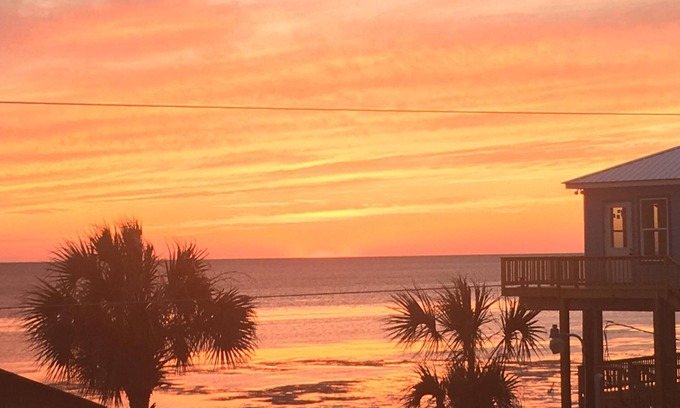 Salem House | Dekle Beach Darling - Beautiful Sunsets and Great Fishing