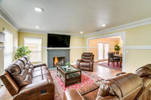 Del Rey Oaks House | Del Rey Oaks Vacation Home with Mini-Golf Course!