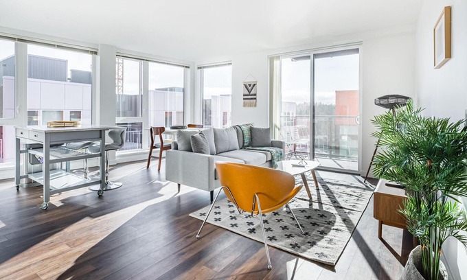 Wilburton Apartment | Delightful 2BR in Bellevue, Gym + Pet-Friendly