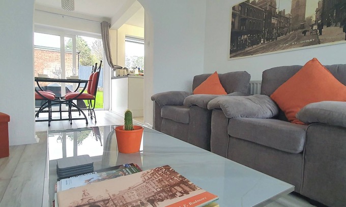 Brierley Hill House | Delightful 3-Bedroom House in Dudley Families and Contractors welcome 5 guests