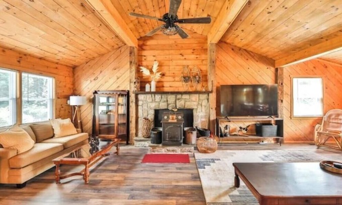 Windham Ski Chalet | Delightful 3-bedroom chalet with WiFi in Windham