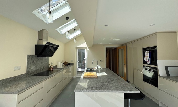 South Bermondsey Apartment | Delightful 3BD Terrace House, Near London Bridge