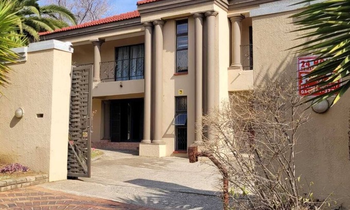 Greater Johannesburg Metropolitan Area House | Delightful 6-bedroom Elianta Villa with WiFi in Johannesburg South