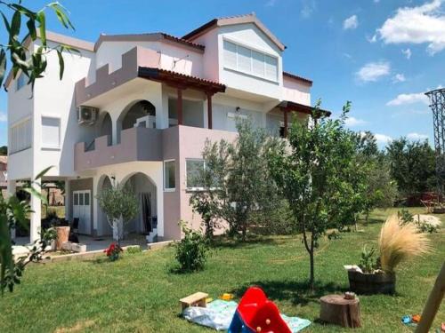 Razanac Apartment | Delightful Apartment in Radovin with Garden