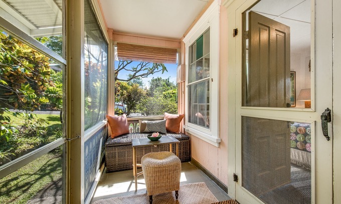 Holualoa Cottage | Delightful Artful Bungalow on Historic Estate Property. Choice Holualoa!