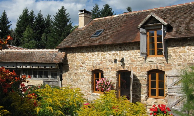 Meuzac Cottage | Delightful cottage in secluded hamlet of Chabrenas with use of swimming pool