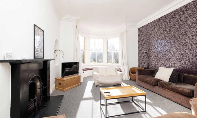 Morningside Apartment | Delightful Flat with Parking