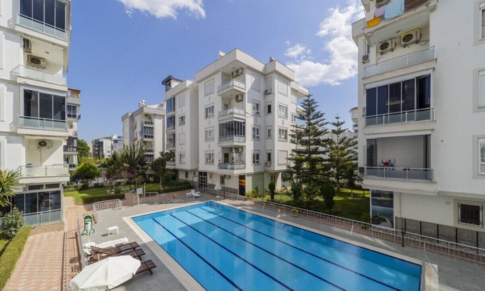 Liman Mahallesi Apartment | Delightful Flat with Shared Pool in Konyaalti