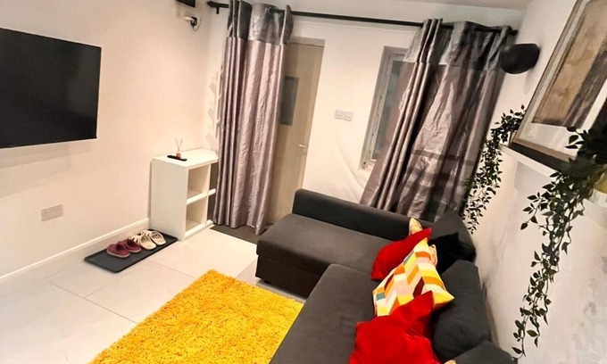 Eltham West House | Delightful holiday home away from home, wetroom, UFH, garden/parking, local park