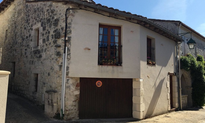 Pujols Cottage | Delightful independant property with garden in small medieval fortified citadel