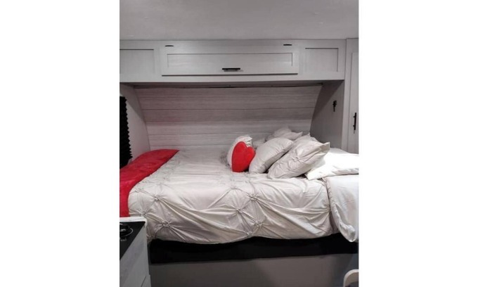 Flagami House | Delightful One Bedroom Camper with parking