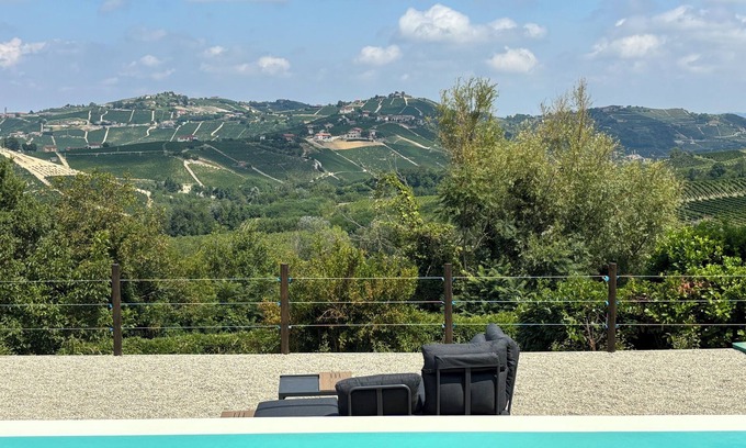 Mango House | Delightful Restored Farmhouse with Infinity Pool, AC & Wifi in Langhe, Piemonte