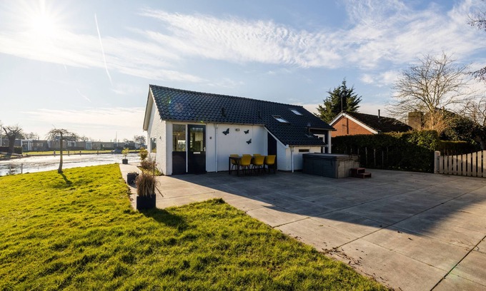 Joure House | Delightful spot by the water in Friesland