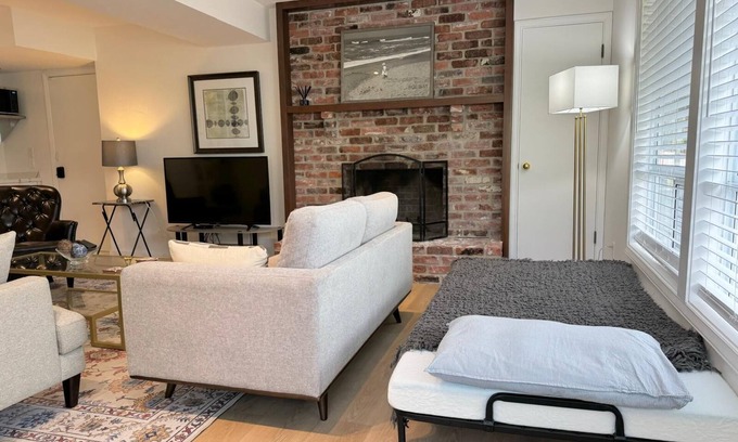 The Bowl of Edmonds Apartment | Delightful studio with WiFi in charming Edmonds