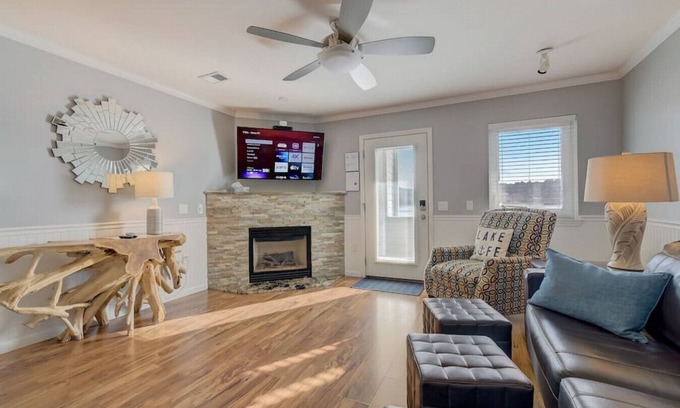 Lake Delton Condo | Dells, Devils Lake, Lakefront, Fireplace, Cozy