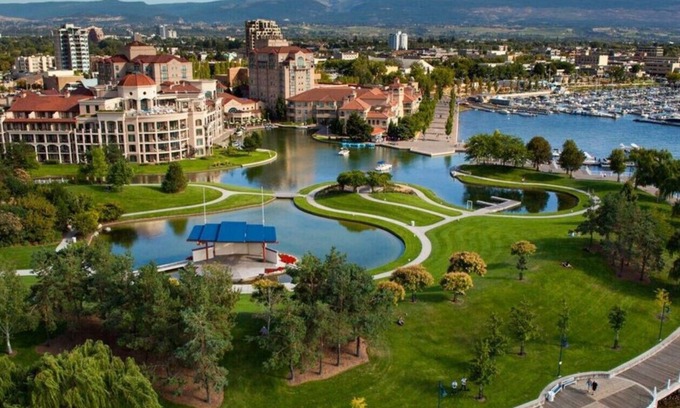 Kelowna Central Business District Resort | Delta Grand in Kelowna downtown waterfront. Sleeps 6.