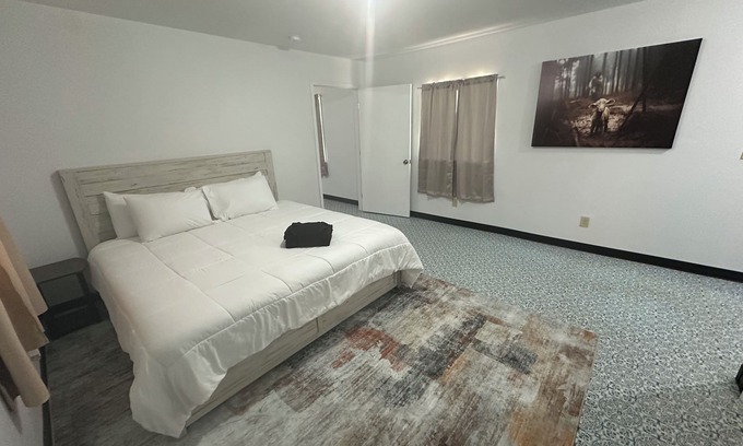 Isabella Apartment | Deluxe 1-bedroom double room in roadside motel Copperhill with WiFi, AC