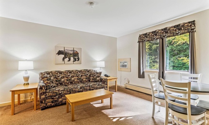 West Bridgewater Hotel | Deluxe 1 bedroom suite located on first floor with outdoor heated pool 118/120