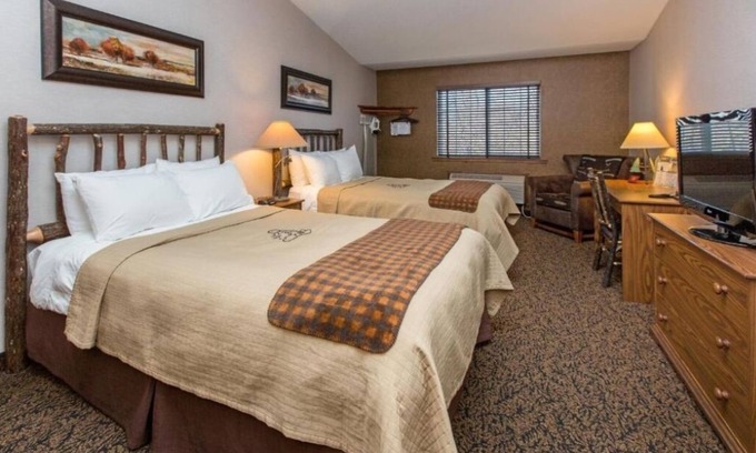 Onalaska Hotel | Deluxe 2 Queen, Complimentary Hot Breakfast, Stoney Creek Onalaska