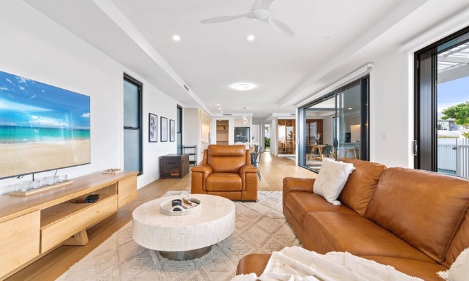 Wavell Heights House | Deluxe 4-Bed Home with Pool & Fire Pit