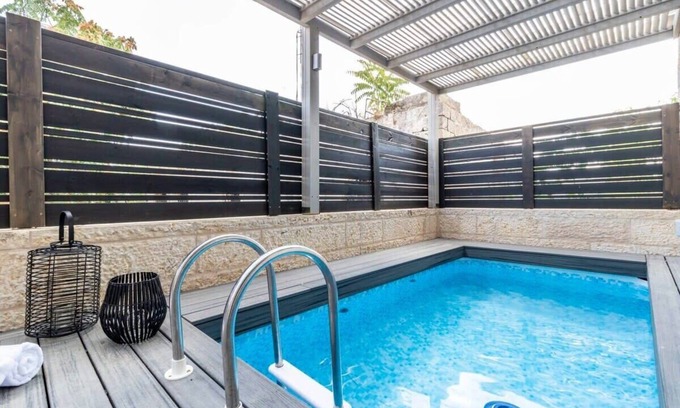 Musrara Apartment | Deluxe 4BR Garden/Pool/Parking In City Center