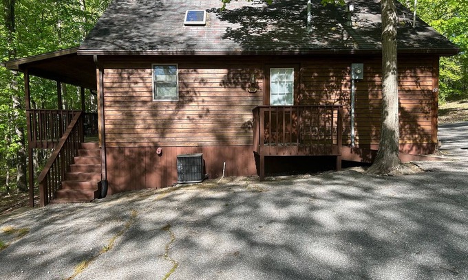 Eckerty Cabin | Deluxe Cabin 10 with Indoor Jacuzzi Tub on Patoka Lake in Southern Indiana