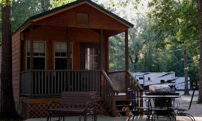 Manchester Cabin | Deluxe Cabin - Jetted Tub - Deluxe Cabin (w/Bathroom) - Jetted Tub Cabin Mini lodge! Near fishing pond nature trail. Bathroom has a Jetted-tub with a shower. Very relaxing. In the back of the park. Watch the ducks swim in the catfish pond. Time to r