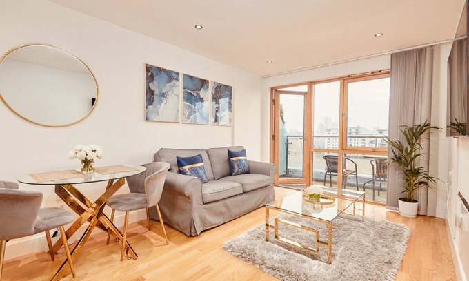 Leeds Apartment | Deluxe City Apt, River Canal View& Free Parking!