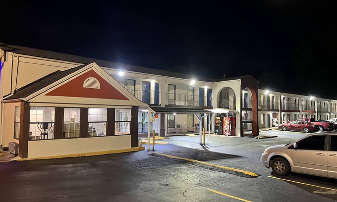 Augusta Hotel | Deluxe INN Augusta