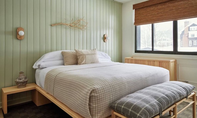 Lake Placid Hotel | Deluxe King Room at Bluebird Lake Placid l Charming & Comfortable