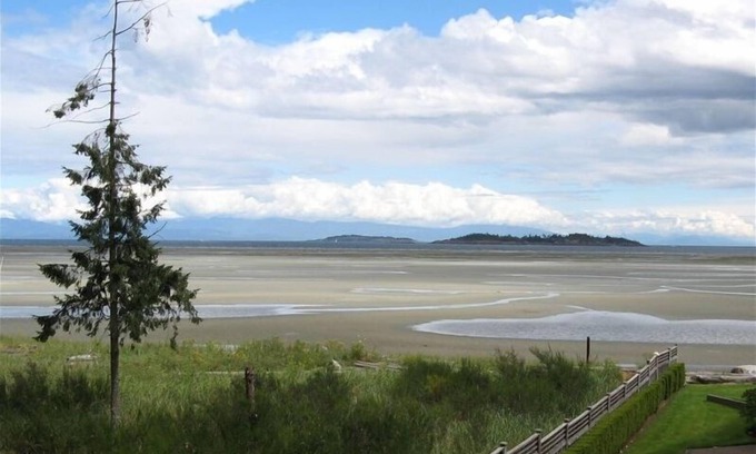 Regional District of Nanaimo Condo | Deluxe Rathtrevor Beachfront Vacation Home