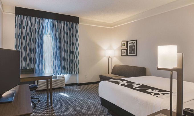 Orlando Hotel | Deluxe Room Near UCF w/Breakfast & Pool – Ideal for Orlando Park Exploration