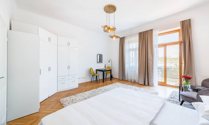 Krems an der Donau Apartment | Deluxe Studio with Balcony, Kingsize Bed and Free Parking in Krems Downtown