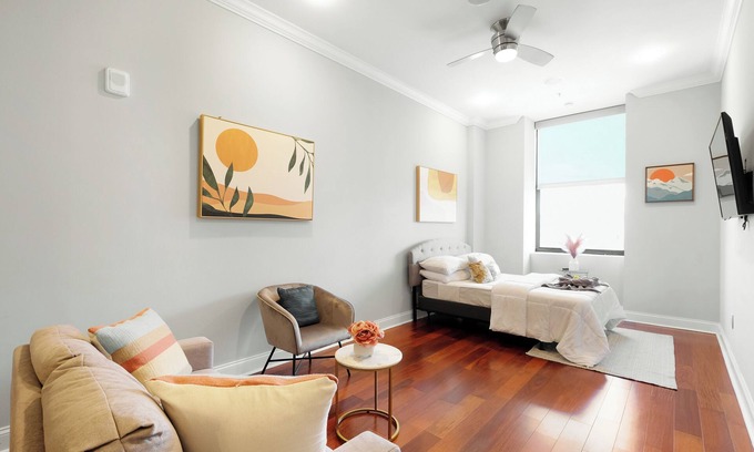 Olde Kensington Apartment | Deluxe Studio: Pool & Concierge