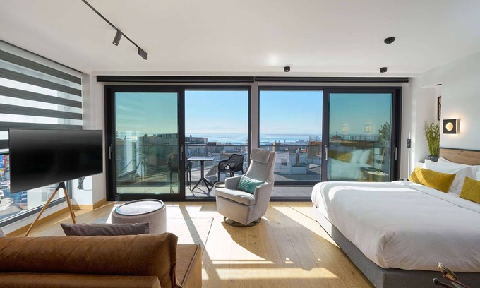 Sykies Apartment | Deluxe Suite with Sea View