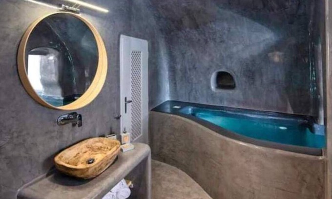 Finikia Apartment | Deluxe Suite with indoor/outdoor Jacuzzi, Ideal for couples,10-min walk from Oia