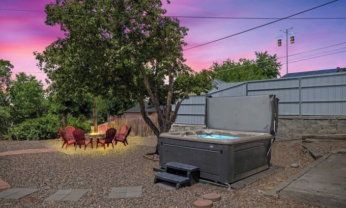 Dupont House | Denver Retreat Hot tub+Firepit+Games Fast Wifi