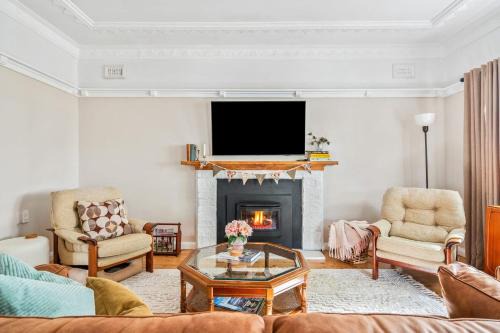 Wentworth Falls Apartment | Deodar Cottage Amid Century Old Trees