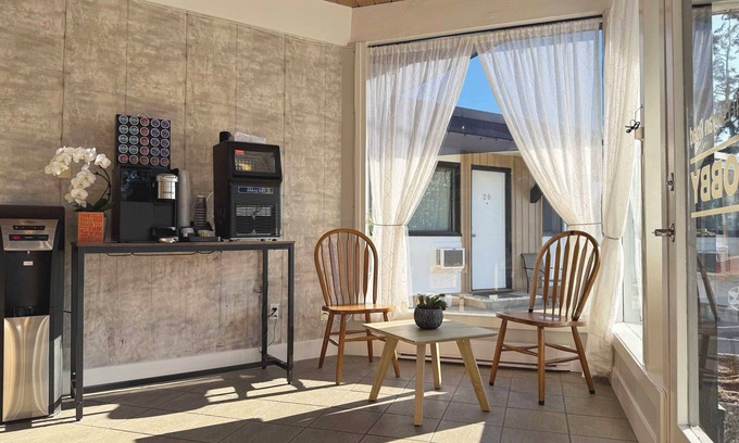 Regional District of Nanaimo Hotel | Departure Bay Motel