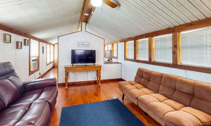 Laguna Park House | Derekville Unit #9 | Condo in Clifton with pool & hot tub
