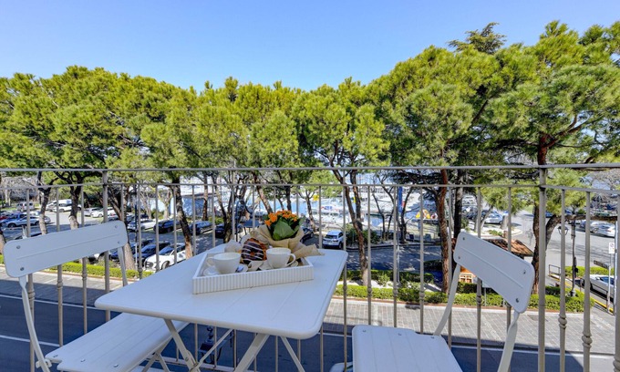 Desenzano del Garda City Centre Apartment | Desenzanoloft Cocktail Lake Front