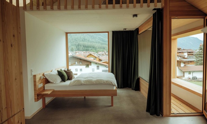 Ehrwald Apartment | Design loft with exposed roof truss with all-round mountain views
