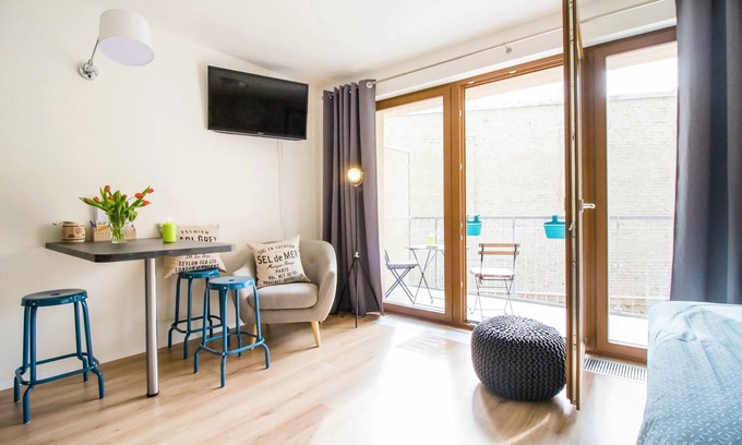 Nusle Apartment | 𝑫𝒆𝒔𝒊𝒈𝒏 𝒔𝒕𝒖𝒅𝒊𝒐 w/Patio, 10 min to Centre, 10 years of experience